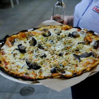 pizza finolis (30 cm.), tomate, champis, berenjena, alcachofa y queso