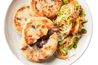 Pupusa de chicharrón y queso