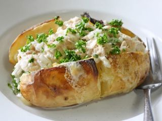 Cartofi copti cu cascaval si branza telemea 