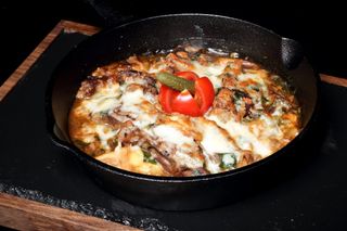 Телешки език с пресен лук и манатарки на пещ на дърва (450г)