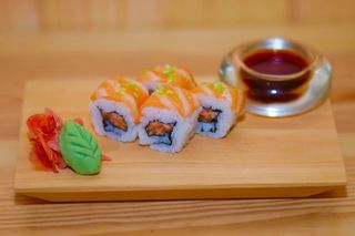 Uramaki de Salmão e Philadelphia