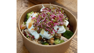 Sałatka z brokułem i kurczakiem