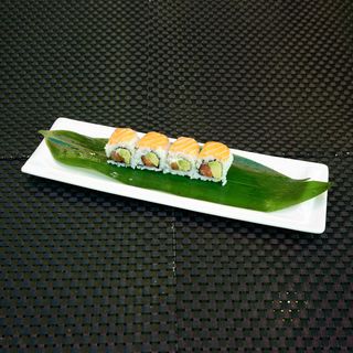 28. Uramaki california roll con salmone, avocado e maionese
