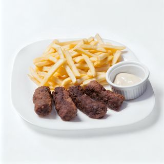 Cartofi prăjiți cu mititei