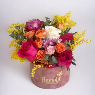 Aranjament cu flori colorate