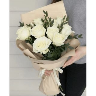 9 білих троянд