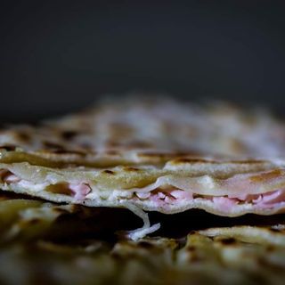 Placinta creață cu sunca si telemea