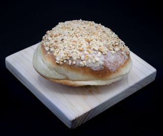 Bombolone con crema di nocciola