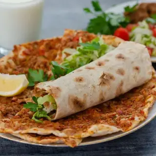Plato de lahmacun