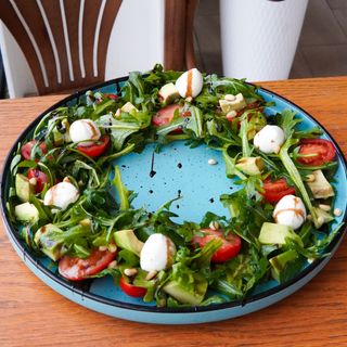 Салат с моцареллой baby и авокадо