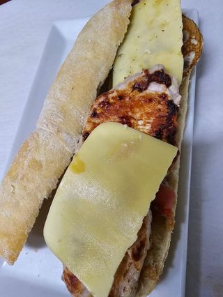 20.- Bocadillo De Lomo, Huevo Con Queso, Jamón Y Cebolla Frita
