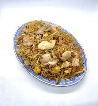 Massa frita com carne de galinha