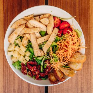 Ensalada de Pollo y Queso Manchego