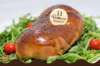 Calzone al forno con salame piccante e mozzarella