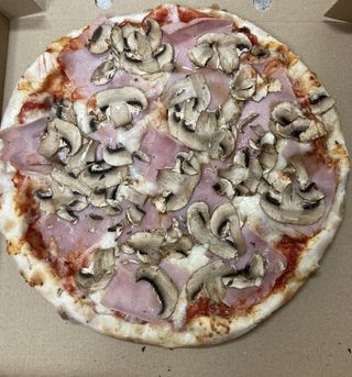Pizza De Prosciutto E Funghi 