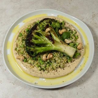 Стейк броколі, хумус, сезонна зелень, булгур, 350 г