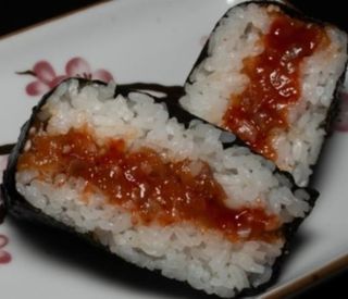 Onigiri z tatarem z łososia