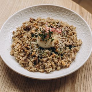 Каша з плющеного вівса з білими грибами, пармезаном та яйцем пашот