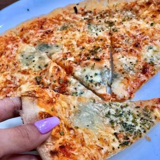 Pizza 4 quesos (33 cm.)