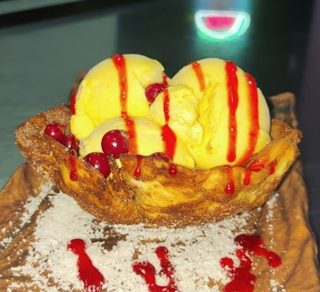 Torta Frita Con Helado Y Sirope