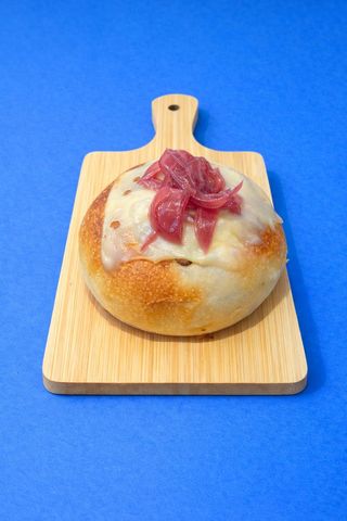 Fagottino porchetta, emmenthal e cipolla caramellata