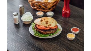 Punjena pljeskavica, pomfrit i Pepsi 330ml