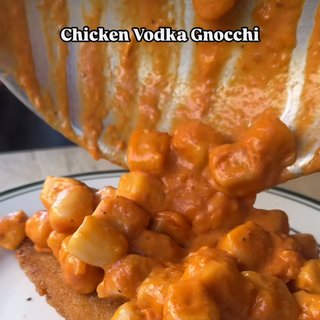 Cotoletta casera con pasta alla sorrentina 