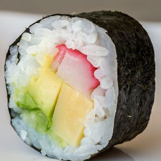 13. Futomaki Surimi Y Aguacate (8 Pza.)