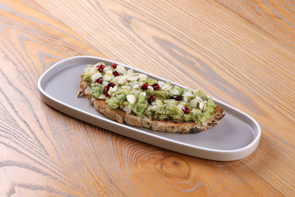 Avocado toast - pane multicereali e crema di avocado