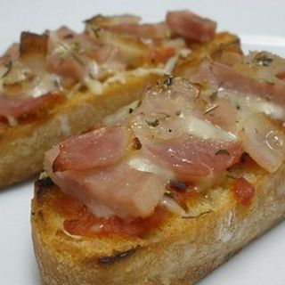 Tostada con bacón y camembert