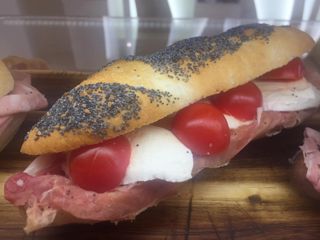 Panino con crudo, mozzarella e pomodoro