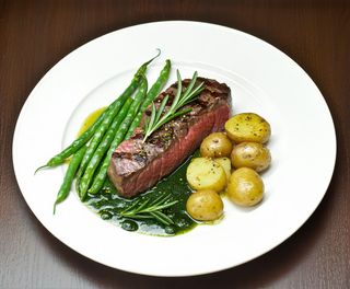 Muschi de vita cu sos piper verde