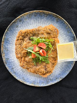 Snitel vienez cu sos de piper verde si garnitura la alegere