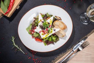 Salata cu branza de capra cu fructe