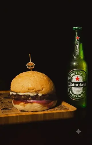 Gurmanska pljeskavica u lepinji +Heineken 0.25