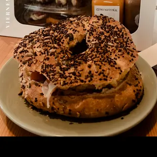 Bagel tomate+ aguacate y jamón 