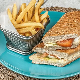 Сендвич с семгой и картофелем фри