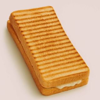 Тост със суджук и кашкавал