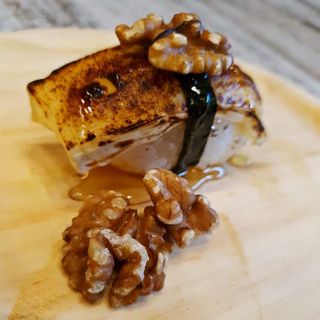 Nigiri Brie Flameado Con Miel Y Nueces (2 Pzs.)