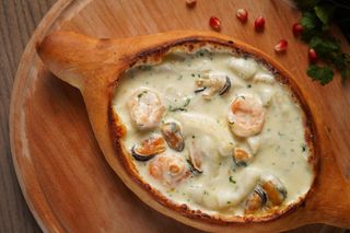 Haciapuri cu fructe de mare în sos șkmeruli