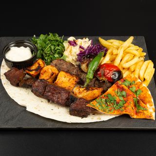 Mix grill cu garnitura la alegere