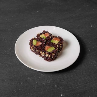 29.Uramaki Black Sake Roll