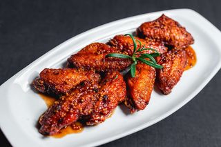 Курячі крильця в медово-гірчичному соус (300г)