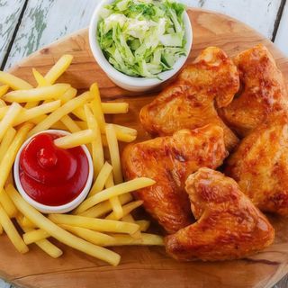 Ración De Alitas Y Patatas