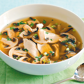 Sopa de pollo con champiñones