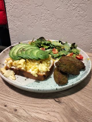 Тост Айфе з фірмовим фалафелем