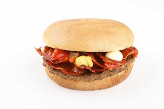 Burger bavarese Berlino con patatine fritte 