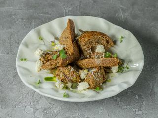 Тартар зі яловичини та солоного огірка з кремовим сиром і хлібом