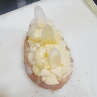 Tosta de Ajoatao y cebolleta