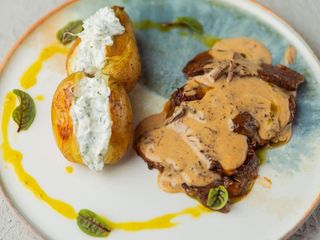 Телячі щоки під вершковим демігласом з печеною картоплею (400g)